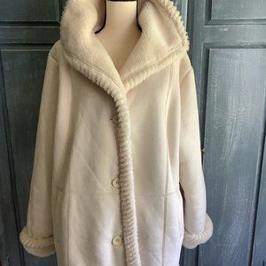 Ladies faux fur, fleece/sherpa coat.  Hip length, cream color, size 3X